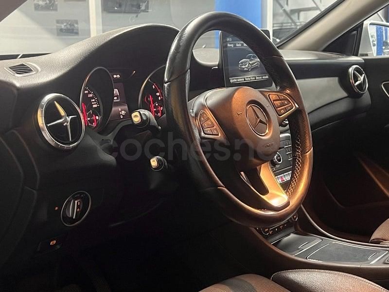 Usado Mercedes CLA200 136 CV (100 kW) 2018 Gris / plata Berlina