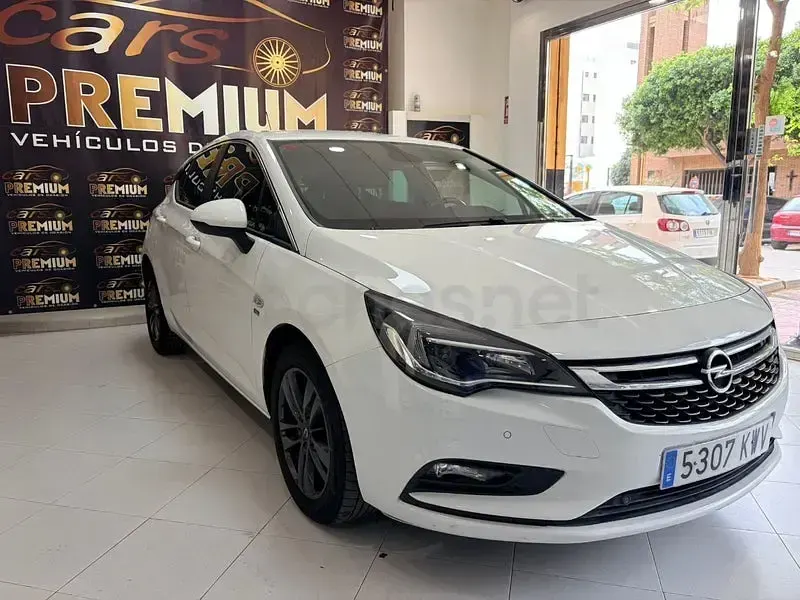 Usado Opel Astra Dynamic 110 CV (80 kW) 2019 Blanco Berlina