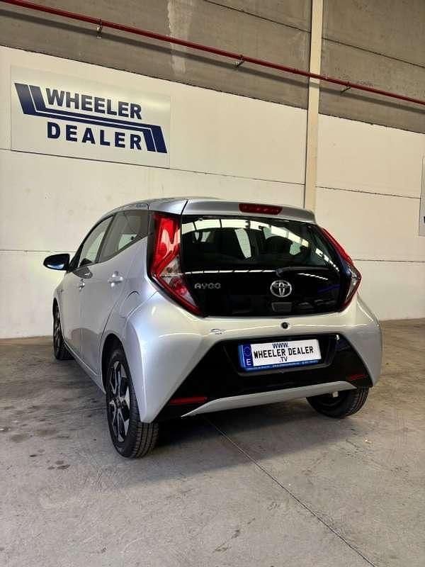 Usado Toyota Aygo 72 CV (52 kW) 2019 Gris Utilitario
