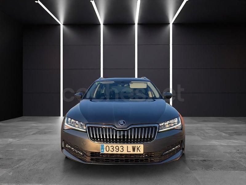 Usado Skoda Superb Ambition 150 CV (110 kW) 2022 Gris / plata Familiar