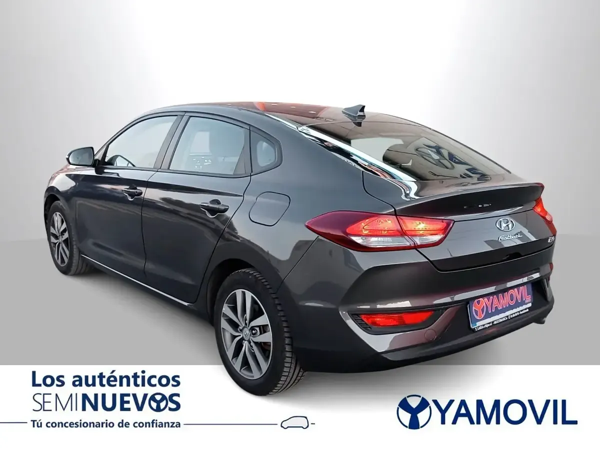 Usado Hyundai i30 120 CV (88 kW) 2018 Gris / plata Berlina