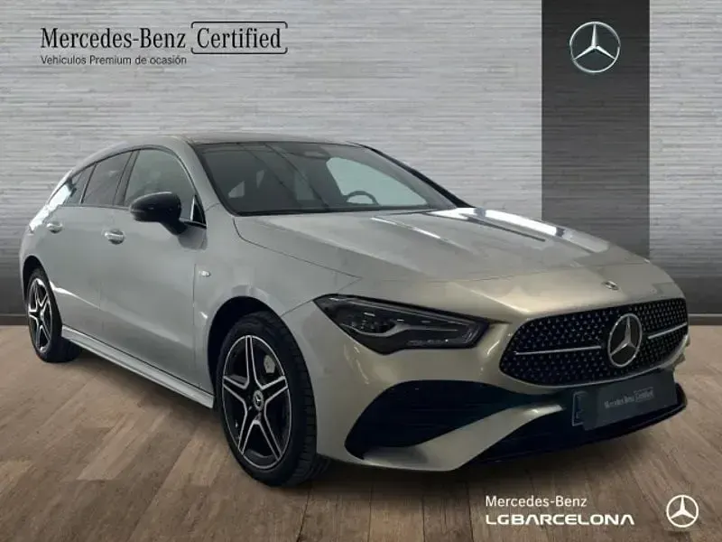 Usado Mercedes CLA250e Shooting Brake AMG line 218 CV (160 kW) 2025 Gris / plata Familiar