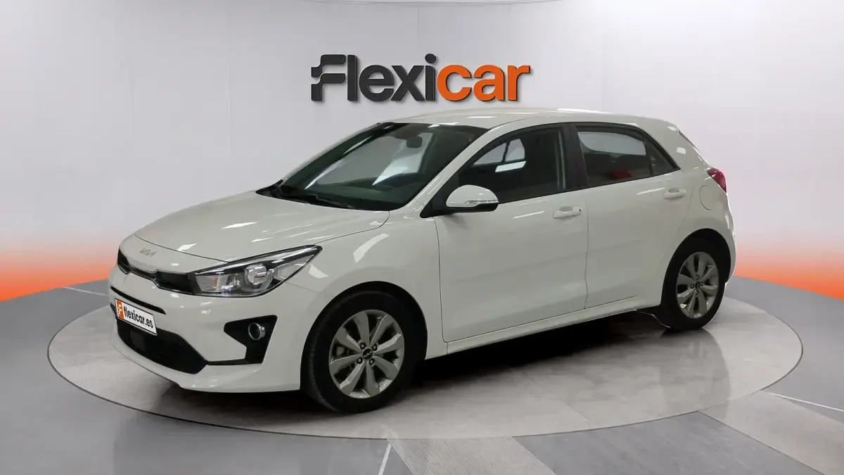 Usado Kia Rio 101 CV (74 kW) 2023 Blanco Berlina