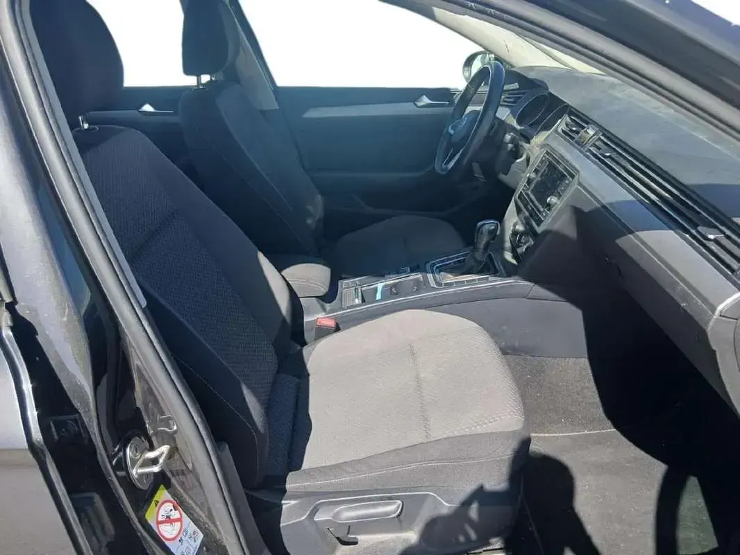 Usado VW Passat 122 CV (89 kW) 2022 Gris Familiar