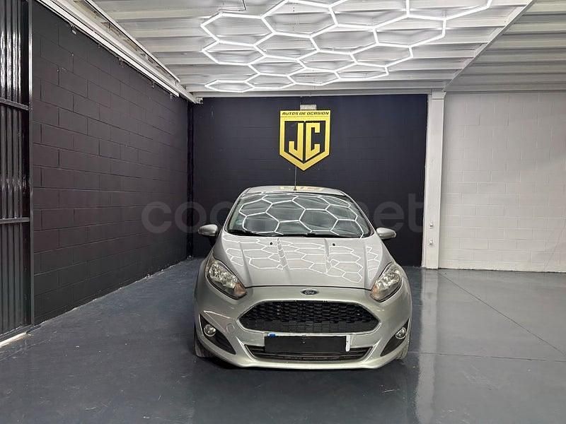 Usado Ford Fiesta Trend 82 CV (60 kW) 2017 Gris / plata Berlina