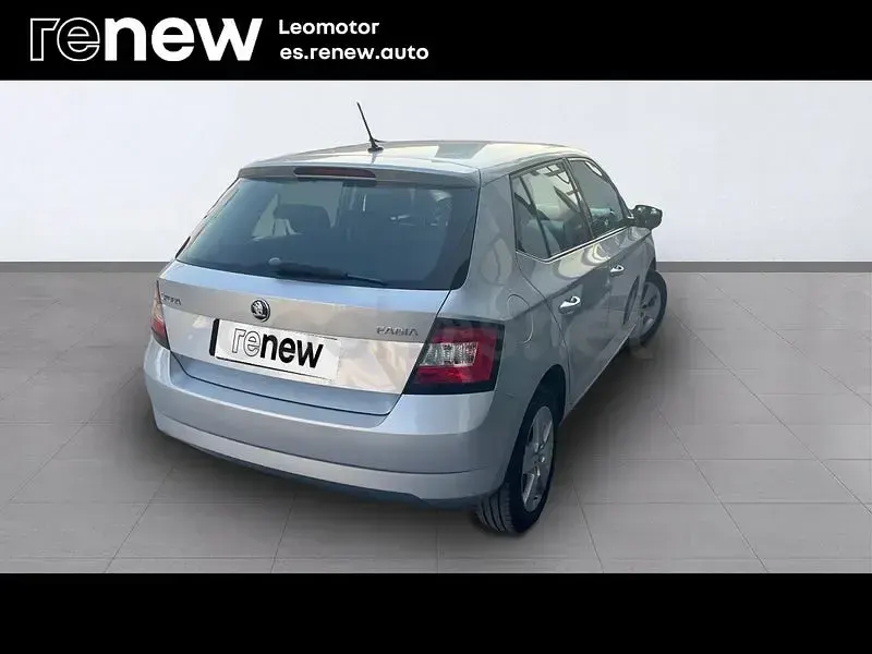 Usado Skoda Fabia 95 CV (69 kW) 2018 Gris / plata Berlina