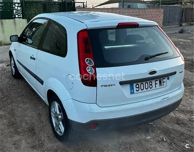 Usado Ford Fiesta Ambiente 68 CV (50 kW) 2007 Blanco Utilitario
