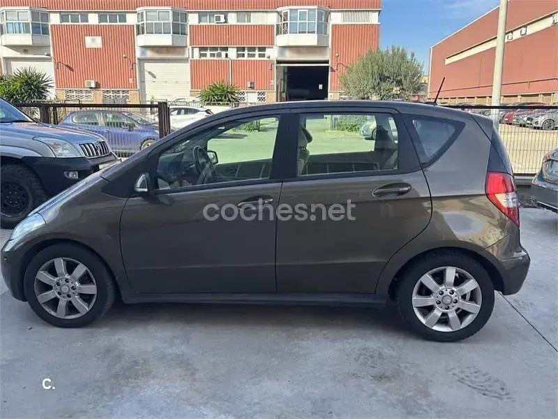 Usado Mercedes A180 Avantgarde 109 CV (80 kW) 2010 Marrón Monovolumen