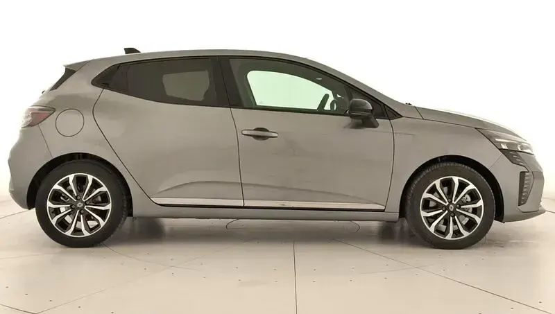 Usado Renault Clio V Techno 145 CV (106 kW) 2025 Gris Berlina