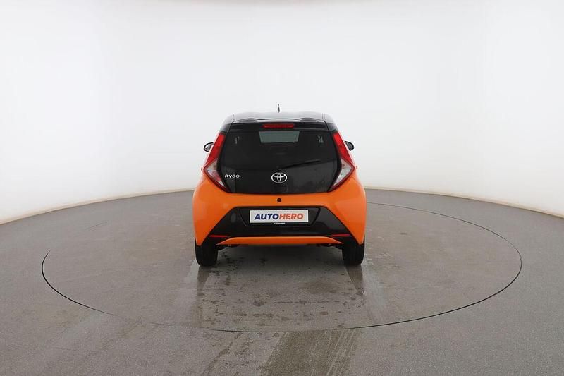Usado Toyota Aygo X-play 72 CV (52 kW) 2019 Naranja Utilitario
