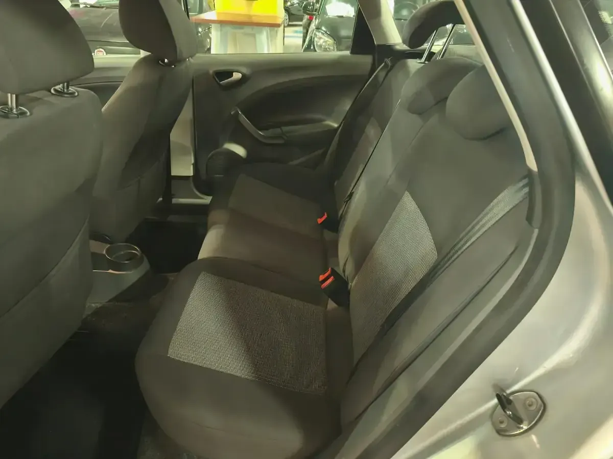 Usado Seat Ibiza Stylance 90 CV (66 kW) 2011 Gris Utilitario