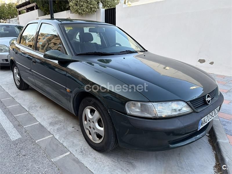 Usado Opel Vectra 100 CV (73 kW) 1997 Verde Berlina