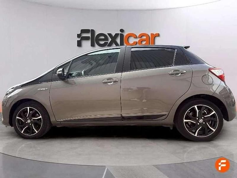 Usado Toyota Yaris Hybrid Active 100 CV (73 kW) 2018 Gris Utilitario