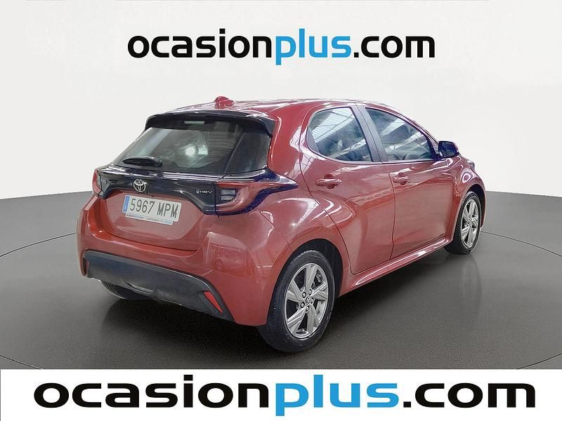 Usado Toyota Yaris Hybrid Active 116 CV (85 kW) 2024 Rojo Berlina