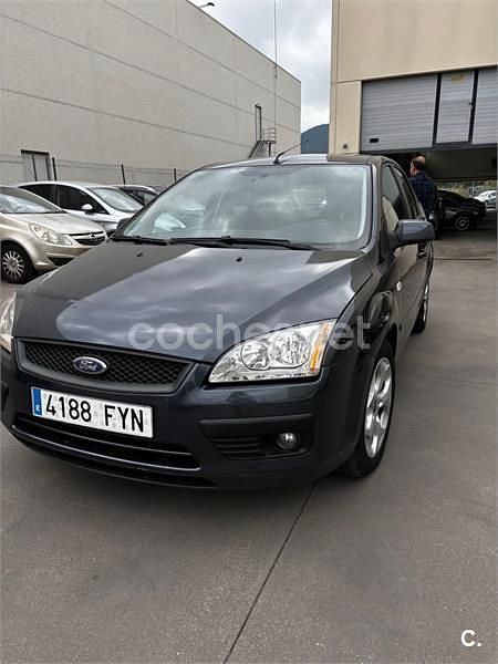 Usado Ford Focus Trend 115 CV (84 kW) 2007 Gris / plata Berlina