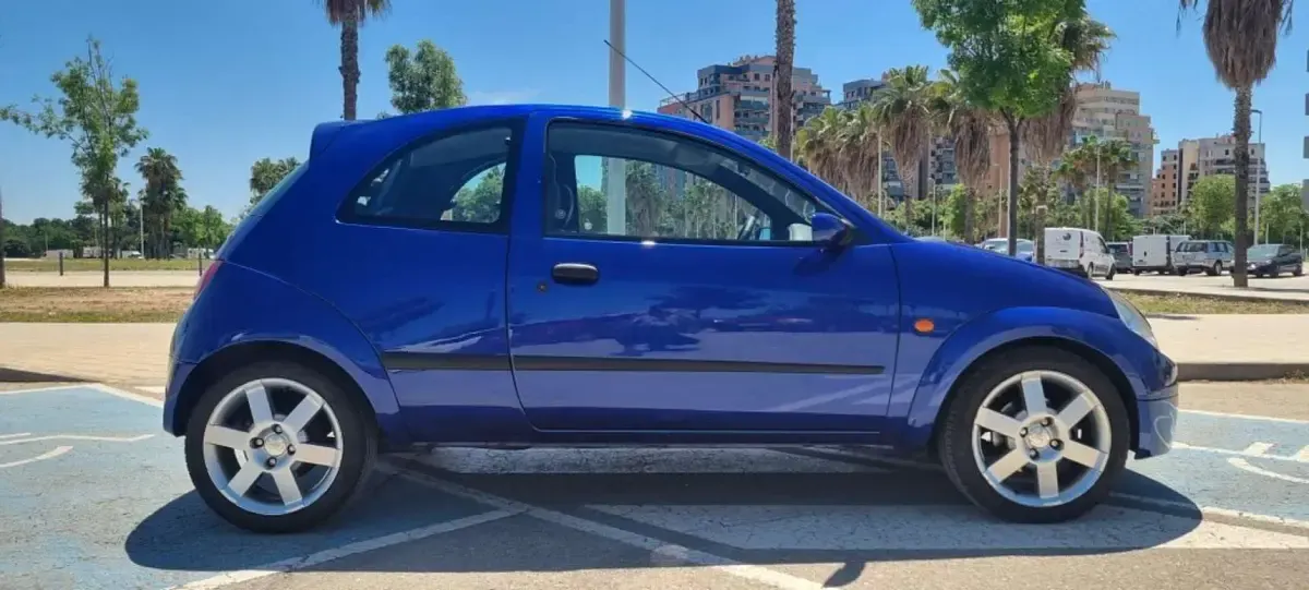 Usado Ford Ka Sport 95 CV (69 kW) 2003 Azul Utilitario