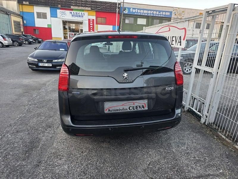 Usado Peugeot 5008 Active 120 CV (88 kW) 2016 Gris / plata Monovolumen