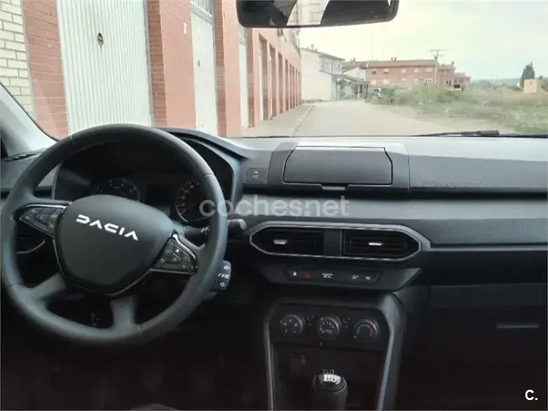 Usado Dacia Jogger Essentiel 100 CV (73 kW) 2024 Gris / plata Monovolumen