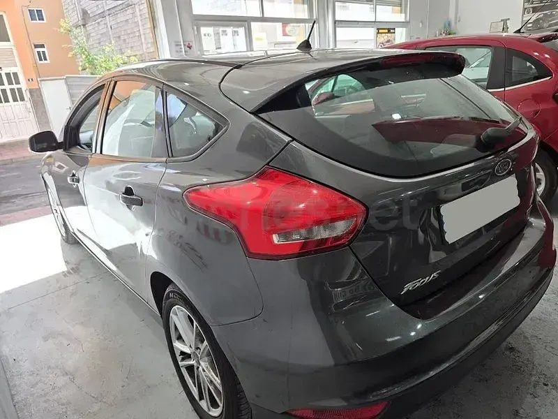 Usado Ford Focus 125 CV (91 kW) 2015 Marrón Berlina
