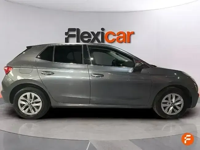 Usado Skoda Fabia Selection 95 CV (69 kW) 2025 Gris Utilitario