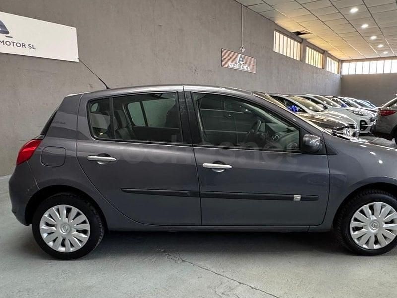 Usado Renault Clio II Authentique 75 CV (55 kW) 2009 Gris / plata Berlina