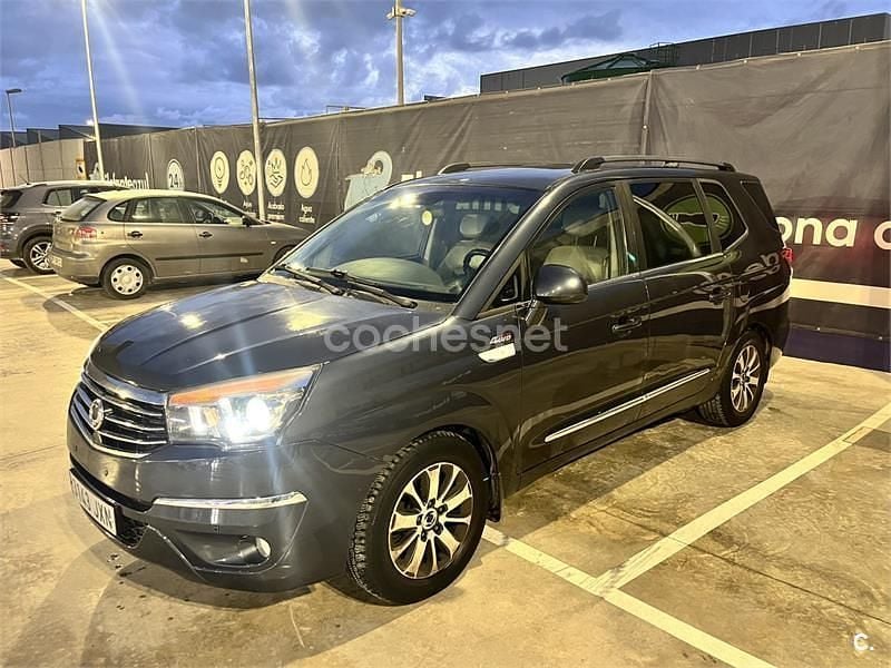 Usado Ssangyong (KGM) Rodius Limited 178 CV (130 kW) 2017 Gris / plata Monovolumen