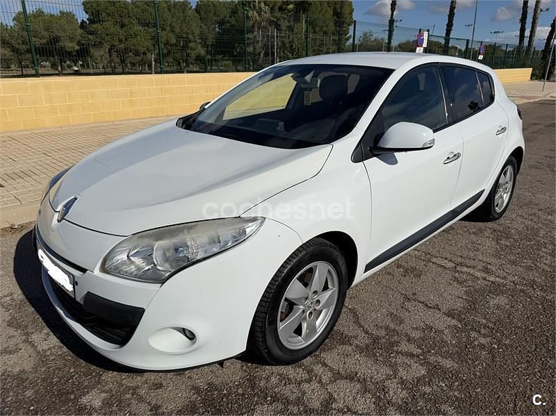 Usado Renault Mégane Dynamique 110 CV (80 kW) 2011 Blanco Berlina