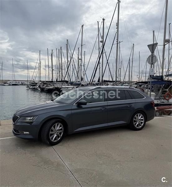 Usado Skoda Superb Ambition 150 CV (110 kW) 2018 Gris / plata Familiar