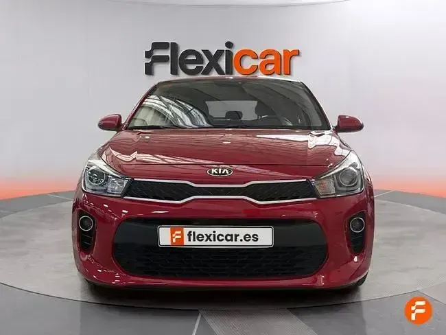 Usado Kia Rio 84 CV (61 kW) 2019 Rojo Berlina