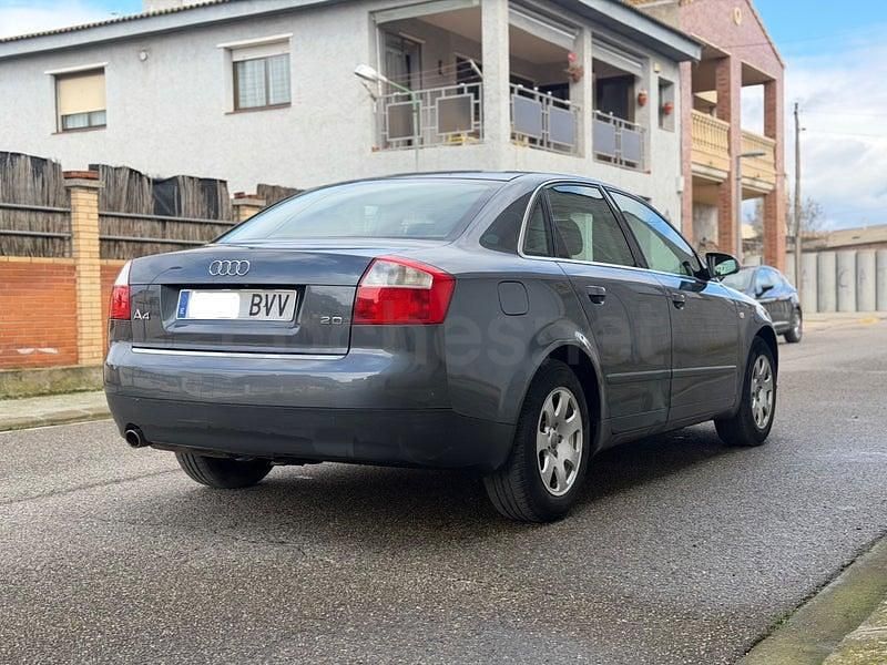 Usado Audi A4 Premium 130 CV (95 kW) 2002 Gris / plata Berlina