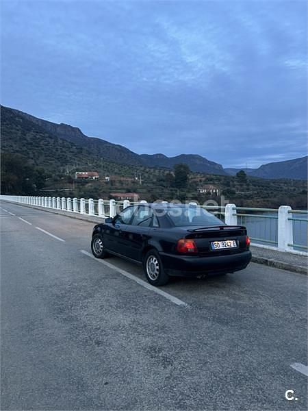 Usado Audi A4 150 CV (110 kW) 1996 Negro Familiar