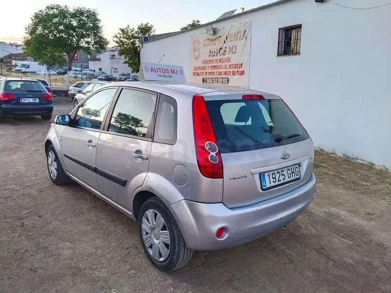 Usado Ford Fiesta Trend 90 CV (66 kW) 2009 Gris / plata Berlina