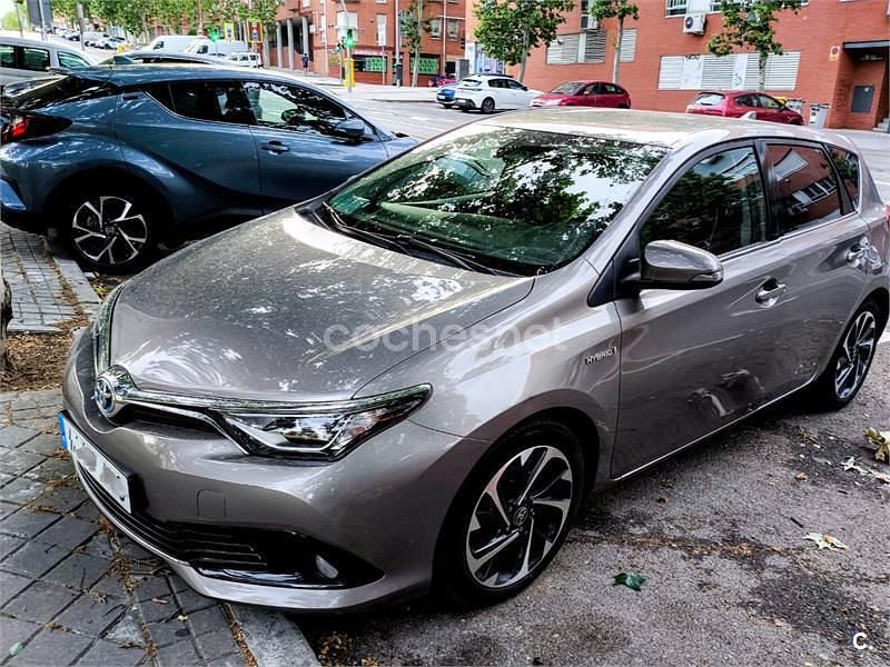 Gris / plata Usado 2016 Toyota Auris Hybrid Edition Berlina | 11.990 € (Buen precio) - Imagen 1/4