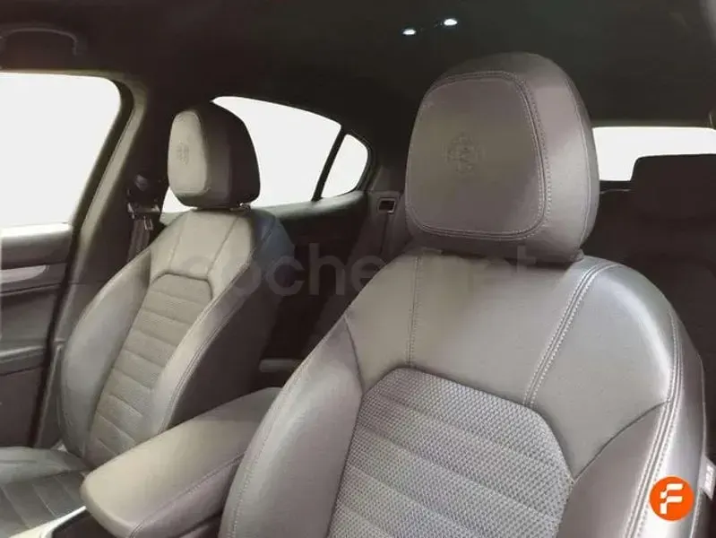 Usado Alfa Romeo Stelvio Sprint 200 CV (147 kW) 2022 Gris / plata SUV