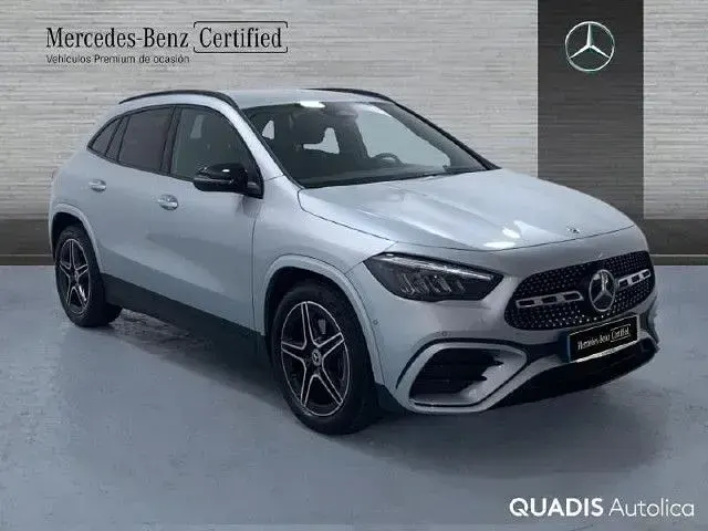 Usado Mercedes GLA200 163 CV (119 kW) 2025 Plata hightech SUV