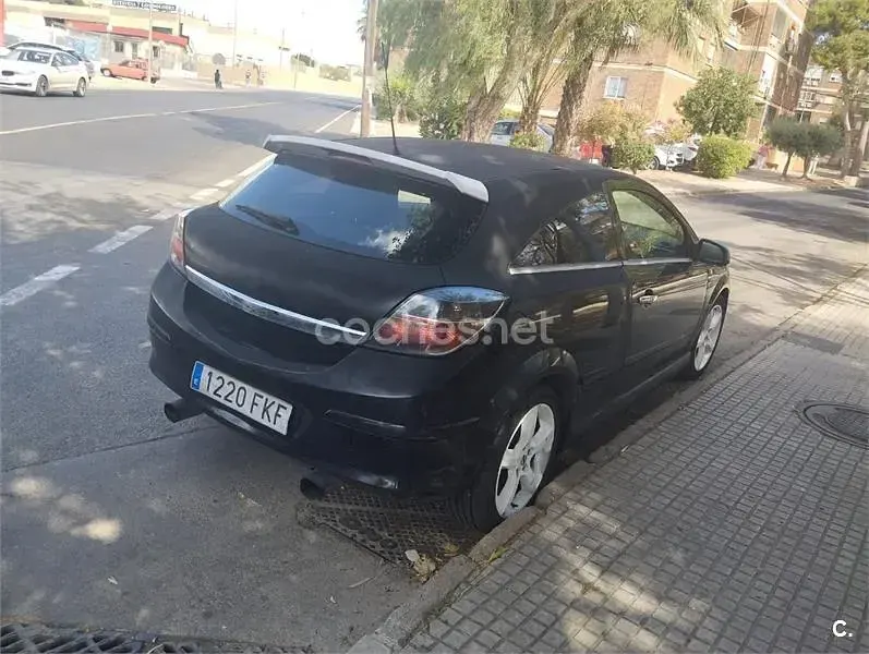 Usado Opel Astra GTC Sport 100 CV (73 kW) 2007 Negro Berlina