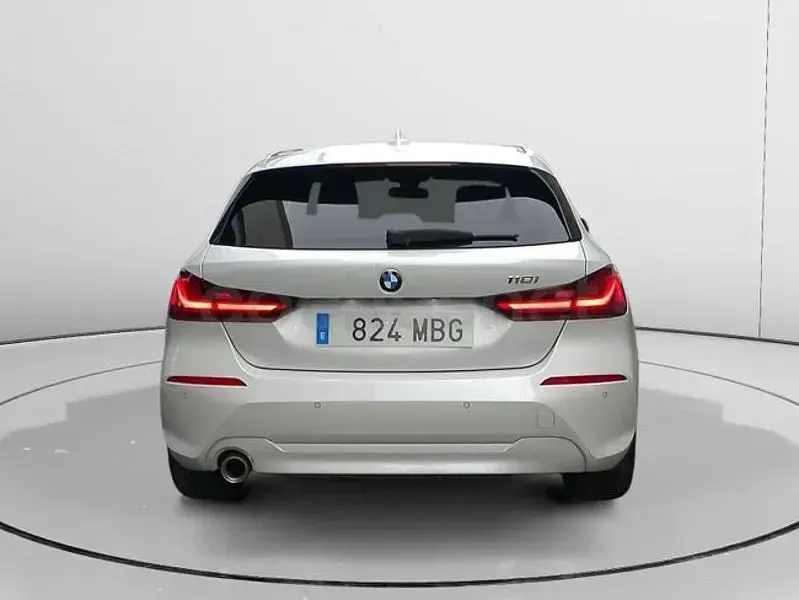 Usado BMW 118 Comfort Edition 140 CV (102 kW) 2022 Gris / plata Utilitario