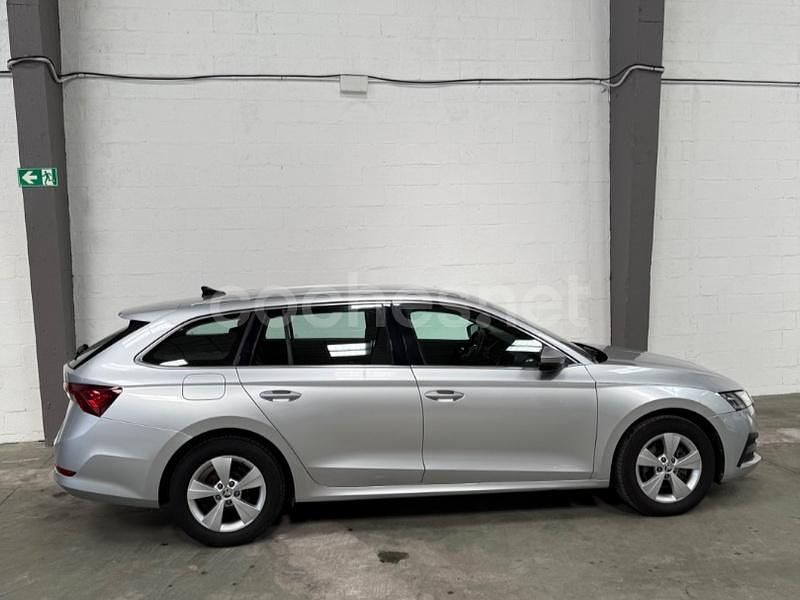 Gris / plata Usado 2021 Skoda Octavia Ambition Familiar | 14.500 € (Buen precio) - Imagen 1/4