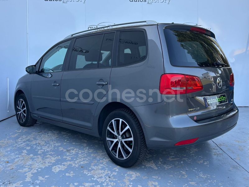 Usado VW Touran Advance 105 CV (77 kW) 2015 Gris / plata Monovolumen
