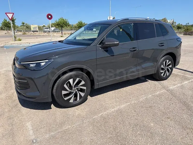 Usado VW Tiguan 150 CV (110 kW) 2024 Gris / plata SUV