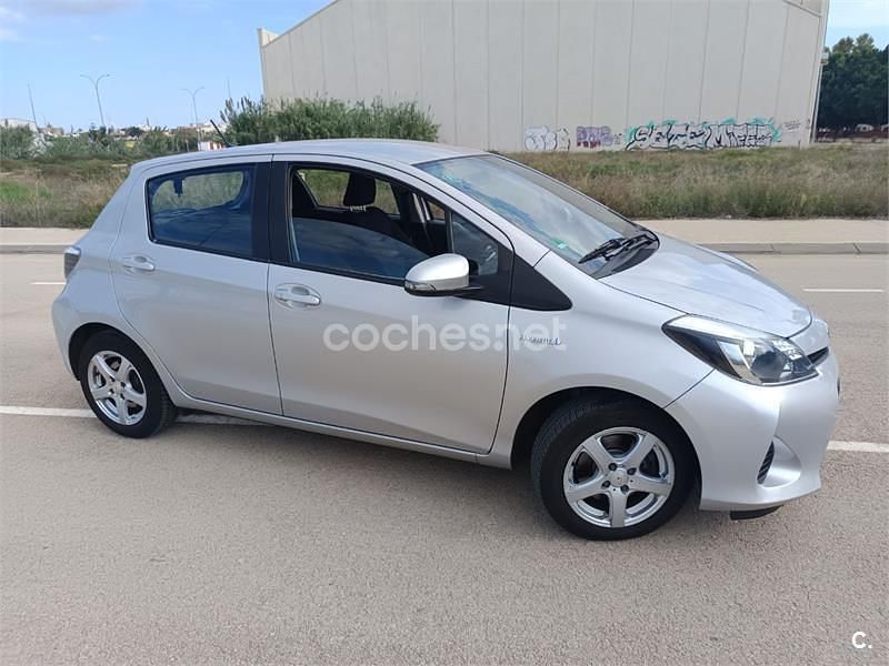Gris / plata Usado 2014 Toyota Yaris Hybrid Active Berlina | 8999 € (Buen precio) - Imagen 1/4