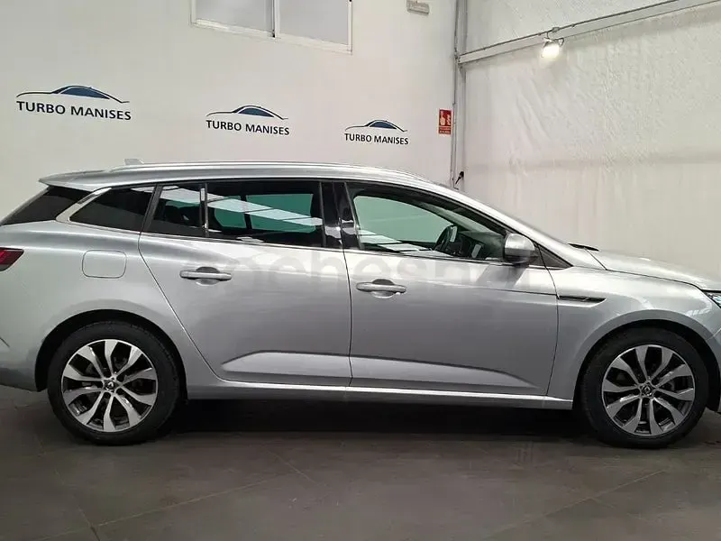 Usado Renault Mégane GrandTour Techno 140 CV (102 kW) 2023 Gris / plata Familiar