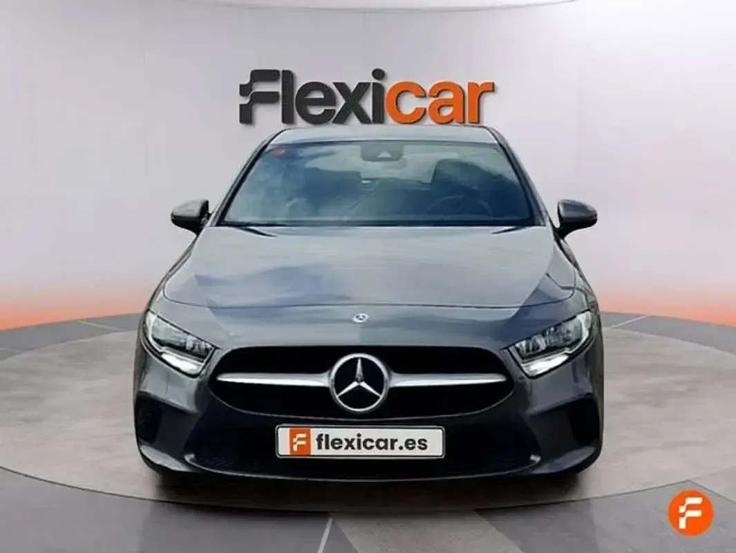 Usado Mercedes A180 109 CV (80 kW) 2019 Gris Utilitario