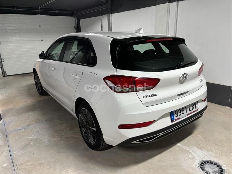 Usado Hyundai i30 110 CV (80 kW) 2021 Blanco Berlina