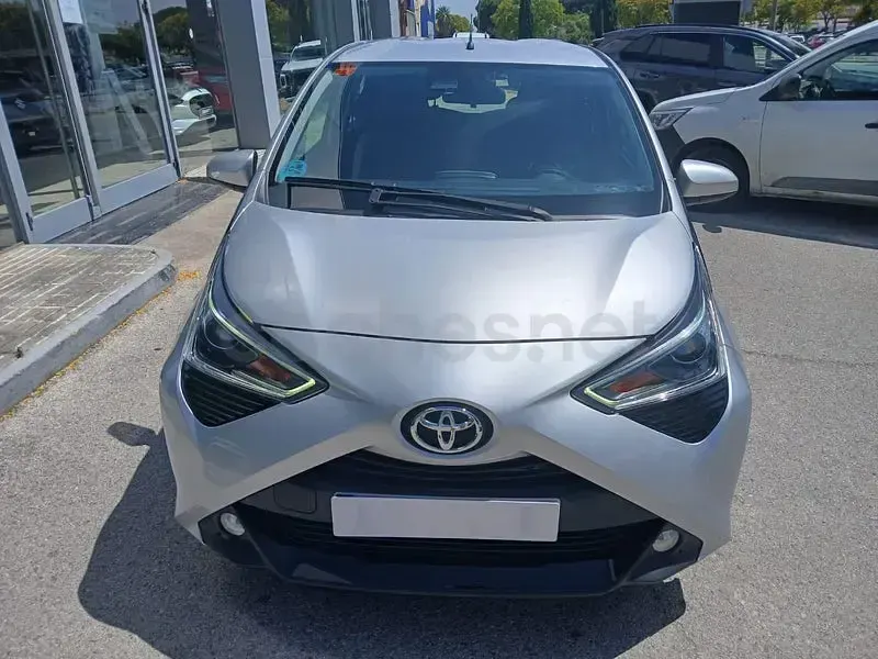Usado Toyota Aygo X-play 72 CV (52 kW) 2021 Gris / plata Utilitario