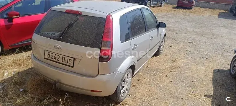 Usado Ford Fiesta 68 CV (50 kW) 2005 Blanco Utilitario