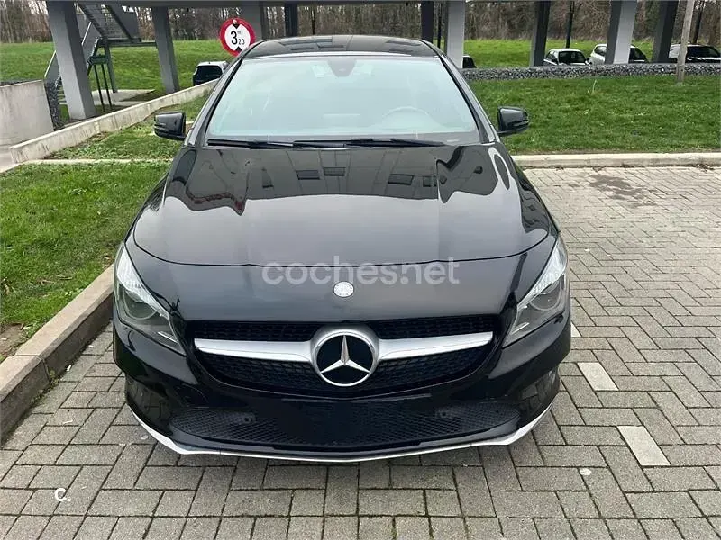 Usado Mercedes CLA200 Shooting Brake 136 CV (100 kW) 2018 Negro Familiar