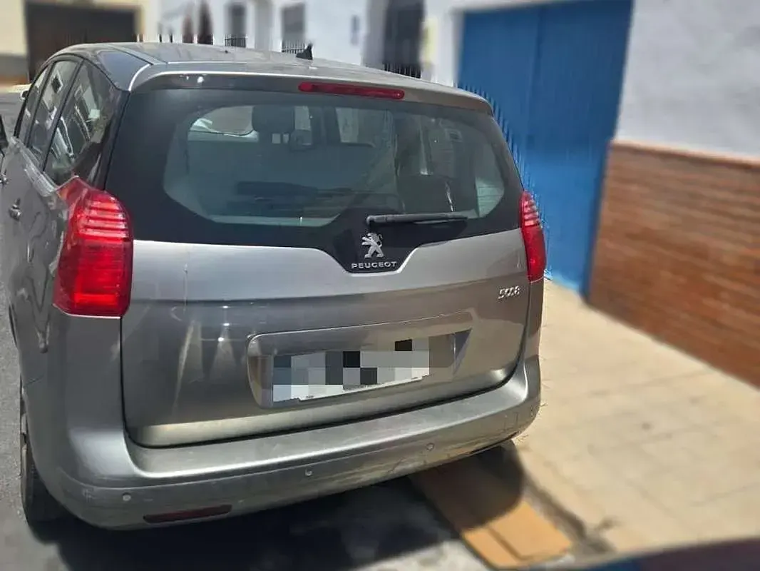 Usado Peugeot 5008 Style 114 CV (83 kW) 2014 Beige Monovolumen