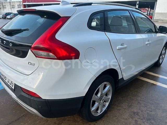 Usado Volvo V40 CC Momentum 115 CV (84 kW) 2015 Blanco Familiar