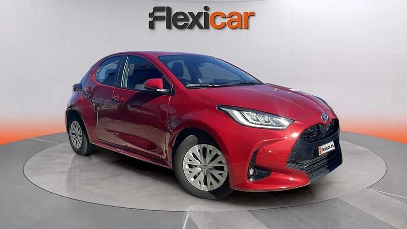 Usado Toyota Yaris Hybrid Active 116 CV (85 kW) 2023 Rojo Berlina